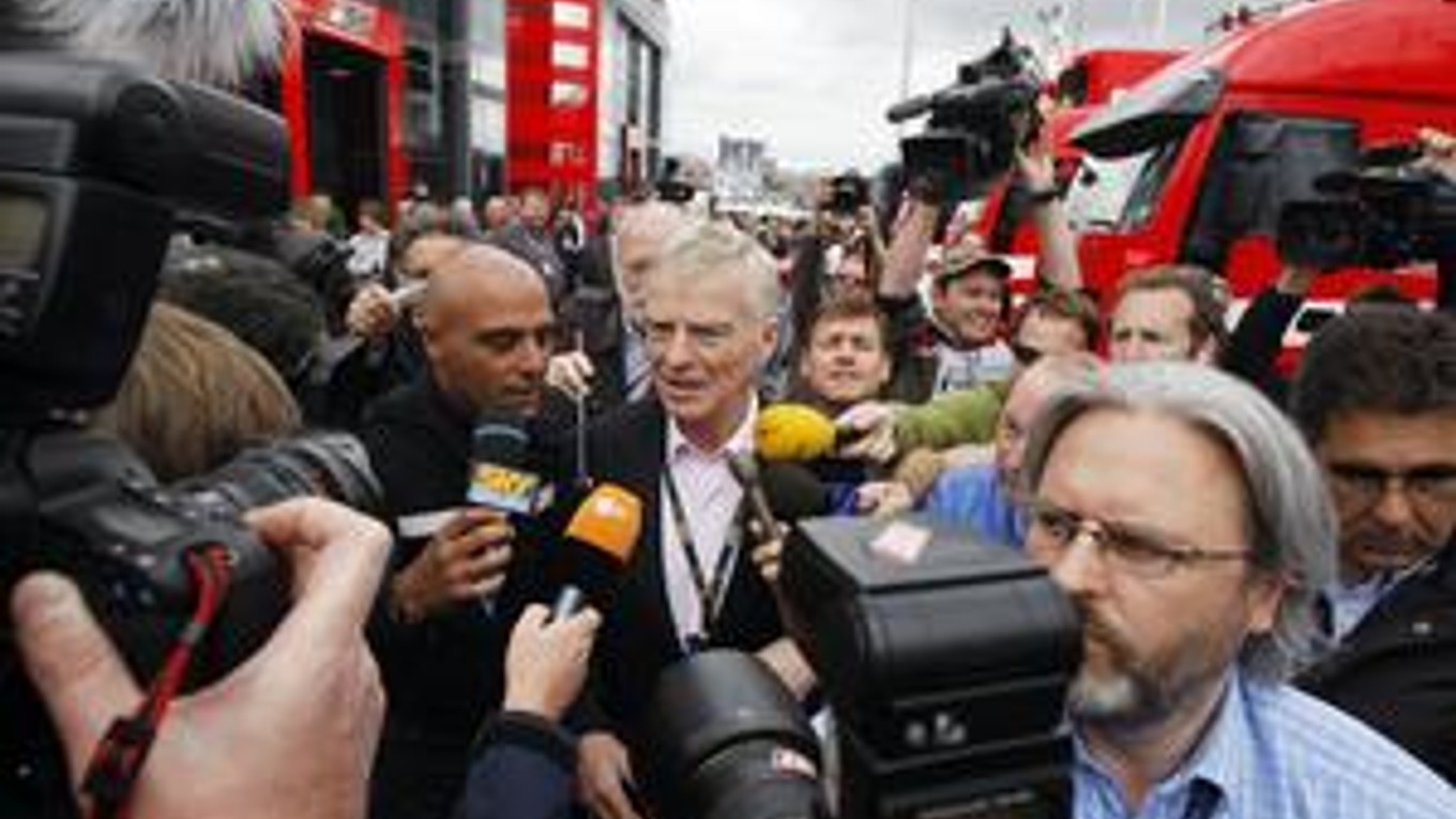 Vlani sa dostal do médií pre sexuálny škandál s prostitútkami. Tento rok zase rieši najväčšiu krízu vo formule 1 za  celú jej históriu.