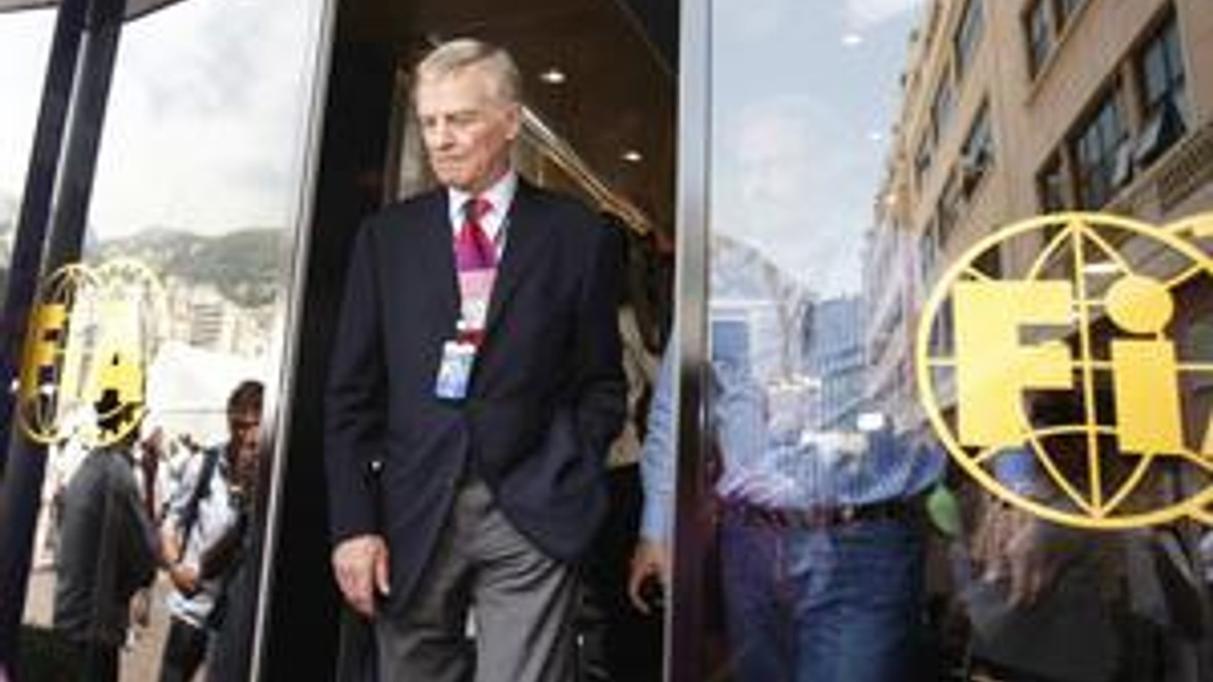 Max Mosley je prezidentom FIA už 16 rokov. Aby urovnal spory s tímami, ponúkol odchod.