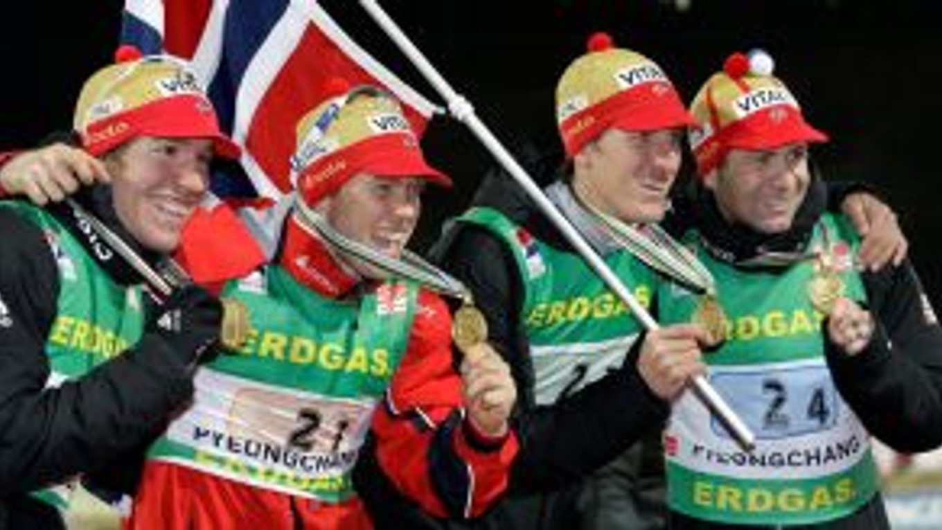 Zlatá nórska štafeta v zložení zľava: Emil Hegle Svendsen, Halvard Hanevold, Lars Berger a Ole Einar Björndalen.