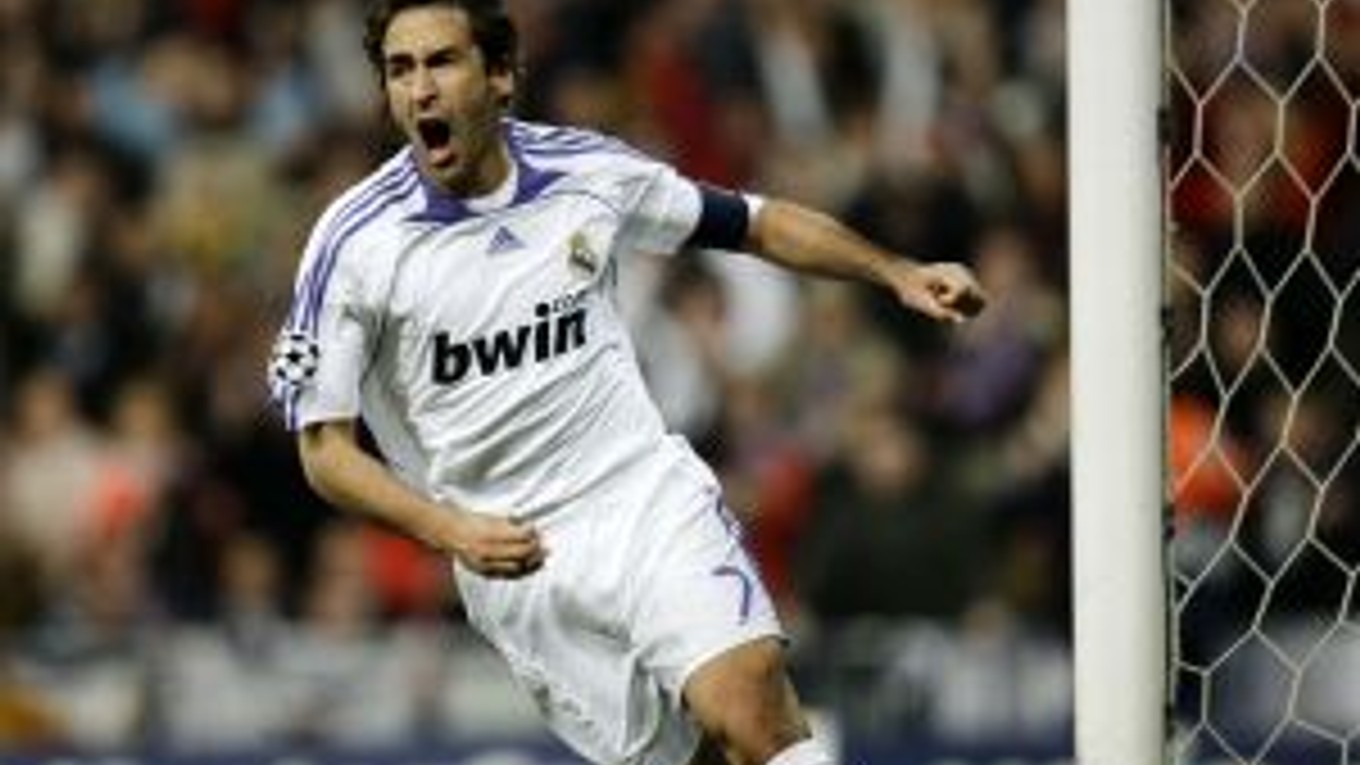 Raúl González má za úlohu doviesť Real Madrid k obhajobe majstrovského primátu.