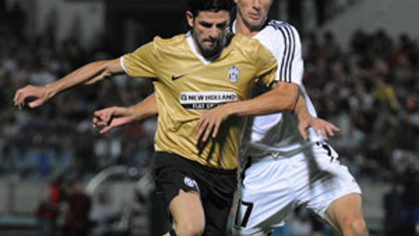 Vincenzo Iaquinta z Juventusu a Kornel Saláta z Artmedie Petržalka v súboji o loptu v odvetnom zápase 3. predkola Ligy Majstrov Artmedia Petržalka - Juventus FC.