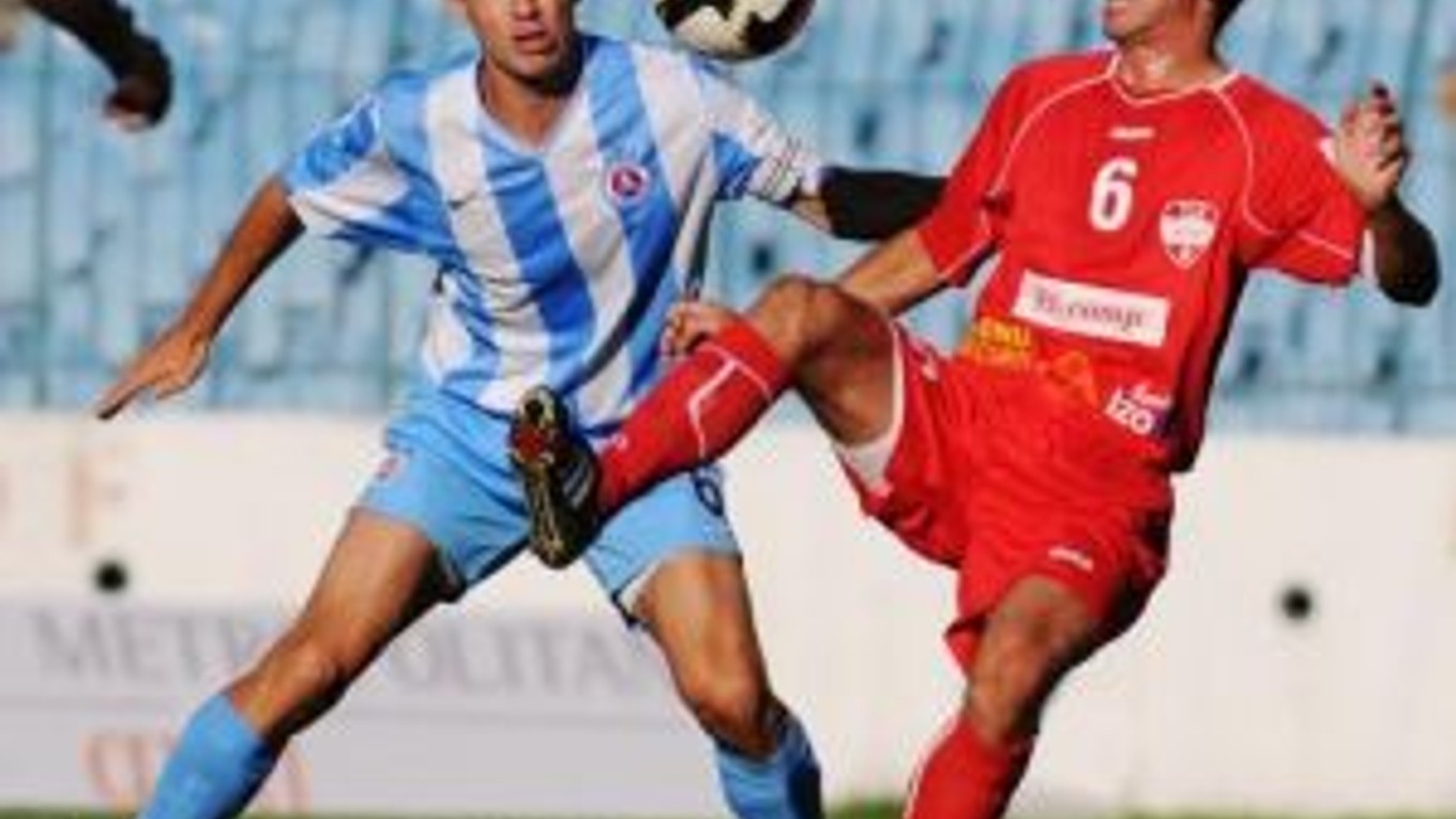 Martin Dobrotka zo Slovana a Ján Gruber z Nitry v súboji o loptu.