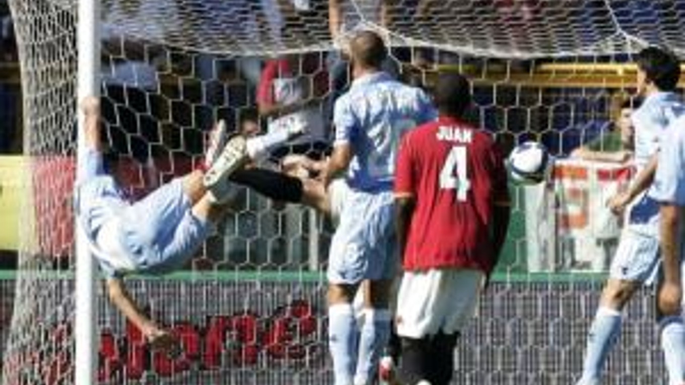 Slovenský futbalista obliekajúci dres SSC Neapol Marek Hamšík strieľa gól do brány AS Rím počas futbalového zápasu talianskej Serie A.