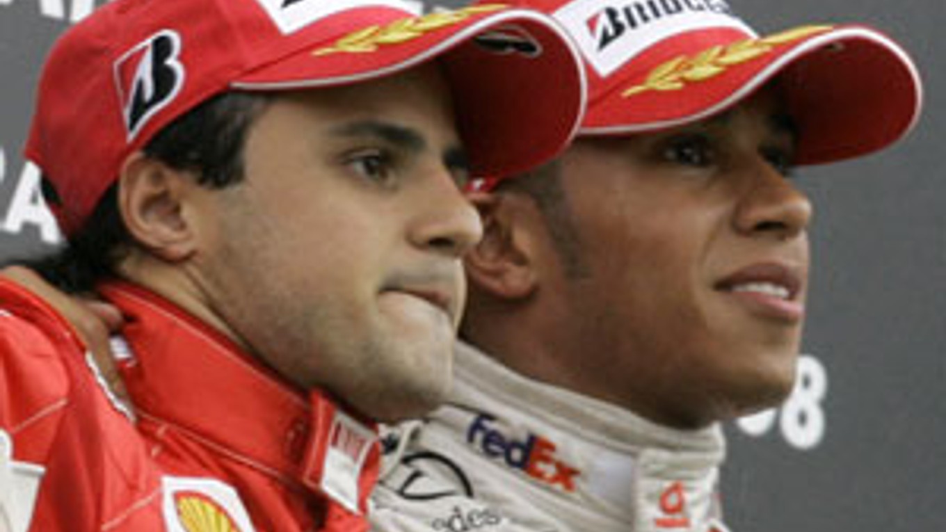 Lewis Hamilton s Felipe Massom.