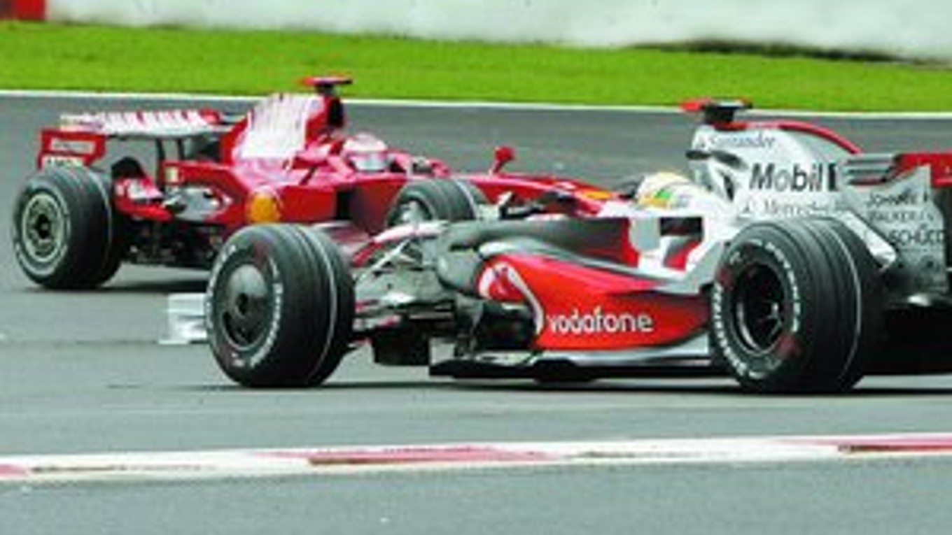 V 2. kole Veľkej ceny Belgicka urobil Lewis Hamilton na mclarene (vpravo) „hodiny“ a na čelo sa dostal Kimi Räikkönen na ferrari (v pozadí). Cieľom prešiel prvý Hamilton, ale za víťaza vyhlásili Felipa Massu na ferrari.