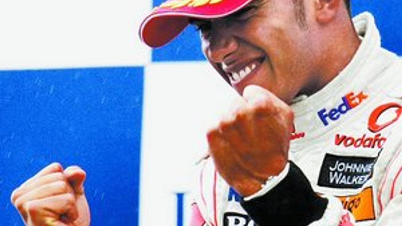 Lewis Hamilton sa v cieli najprv smial a potom smútil.