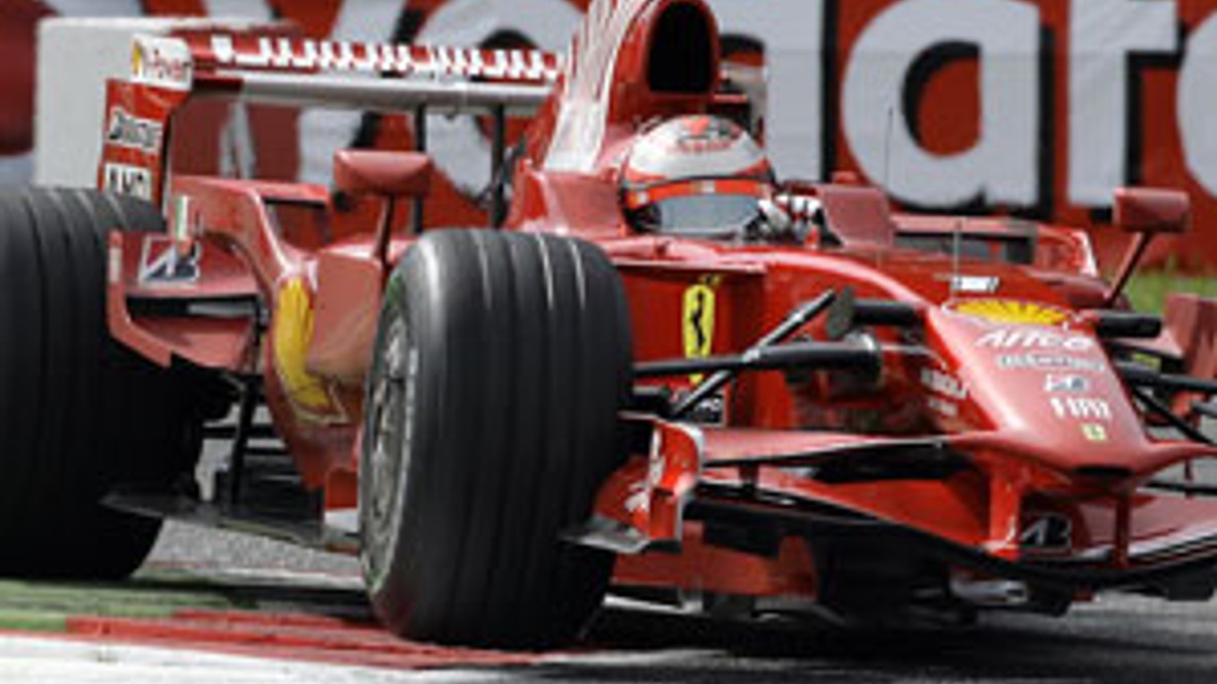 Kimi Räikkönen ostáva vo Ferrari.