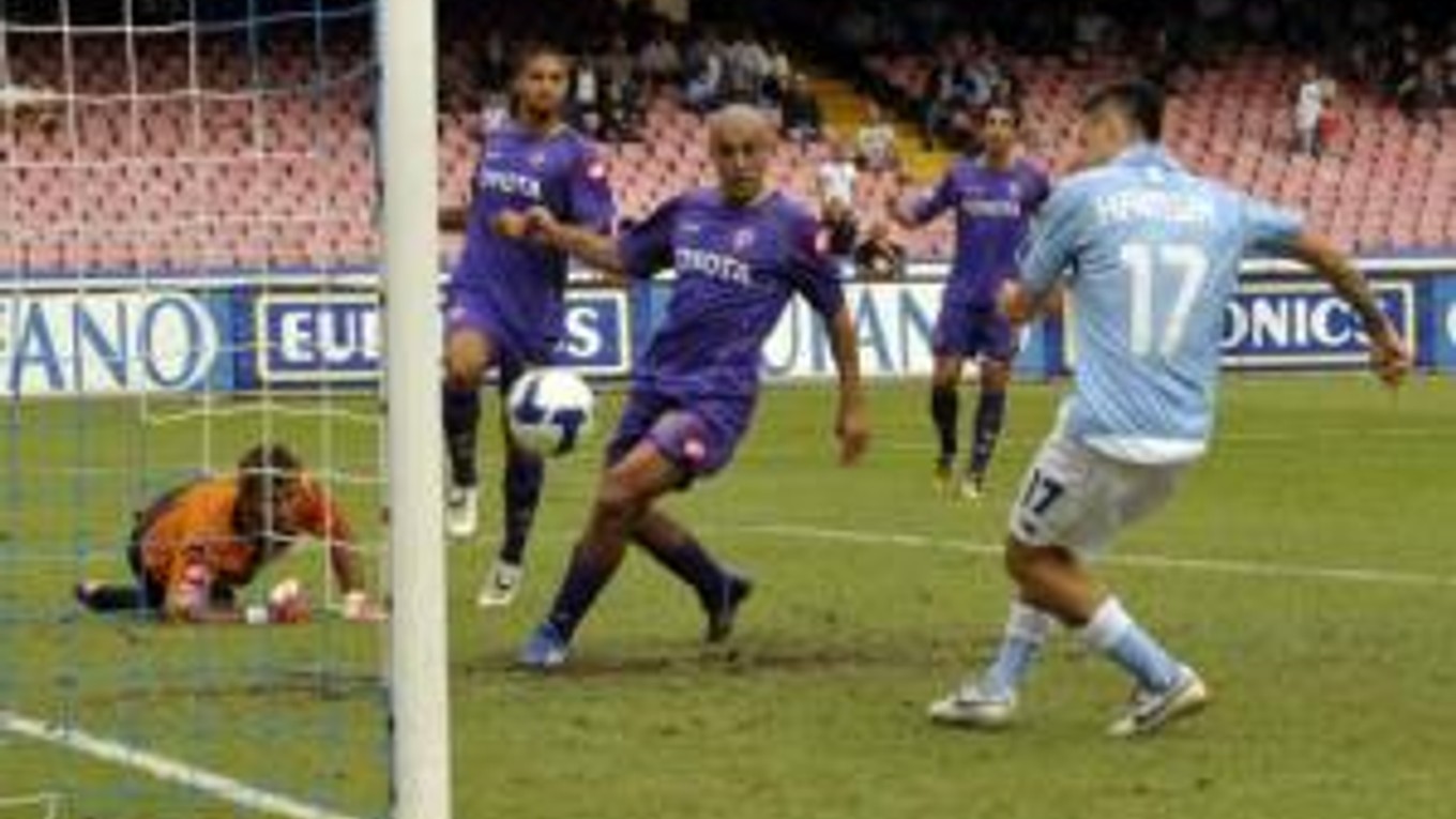 Marek Hamšík z Neapolu strieľa gól do siete AC Fiorentina.