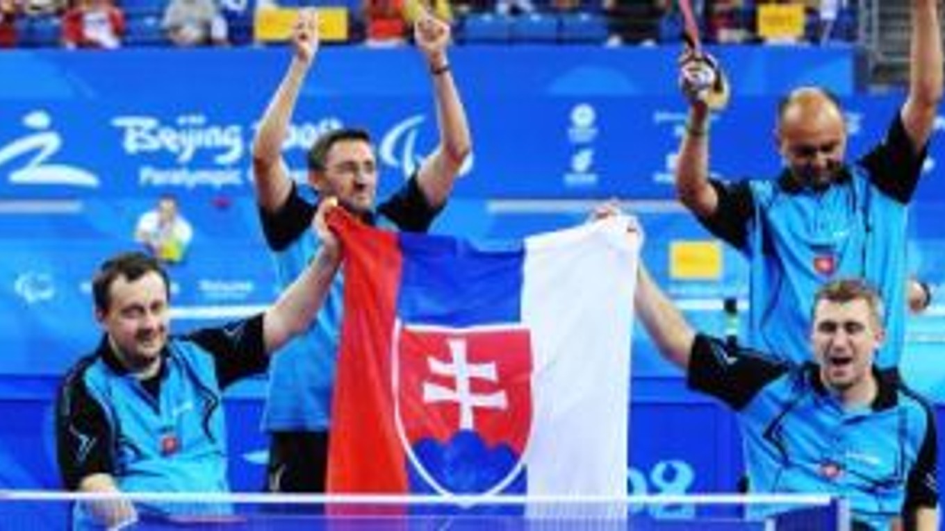 Dvojica Ján Riapoš (vľavo) a Rastislav Revúcky (vpravo dole) vo finále súťaže družstiev v stolnom tenise kategórie TT 1-2 zdolala Francúzsko 3:0 a z pekinského paralympijského turnaja si vezie zlaté medaily.