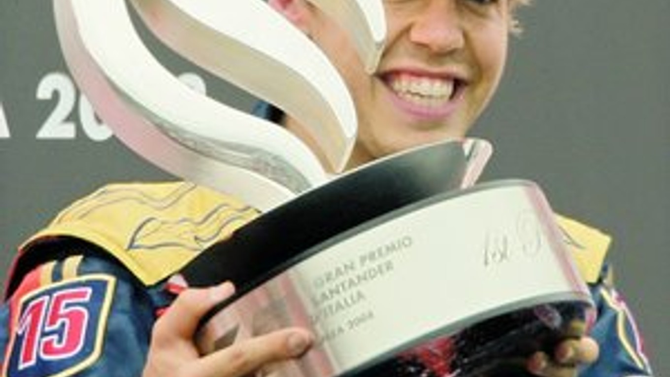 Jazdec s detskou tvárou Sebastian Vettel z tímu Toro Rosso s trofejou na zmoknutej VC Talianska. V 32. pretekoch kariéry vybojoval prvé víťazstvo.