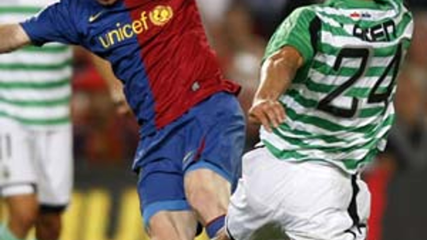 Lionel Messi (vľavo) z Barcelony v súboji s Mehdi Lacenom z Racingu Santander.