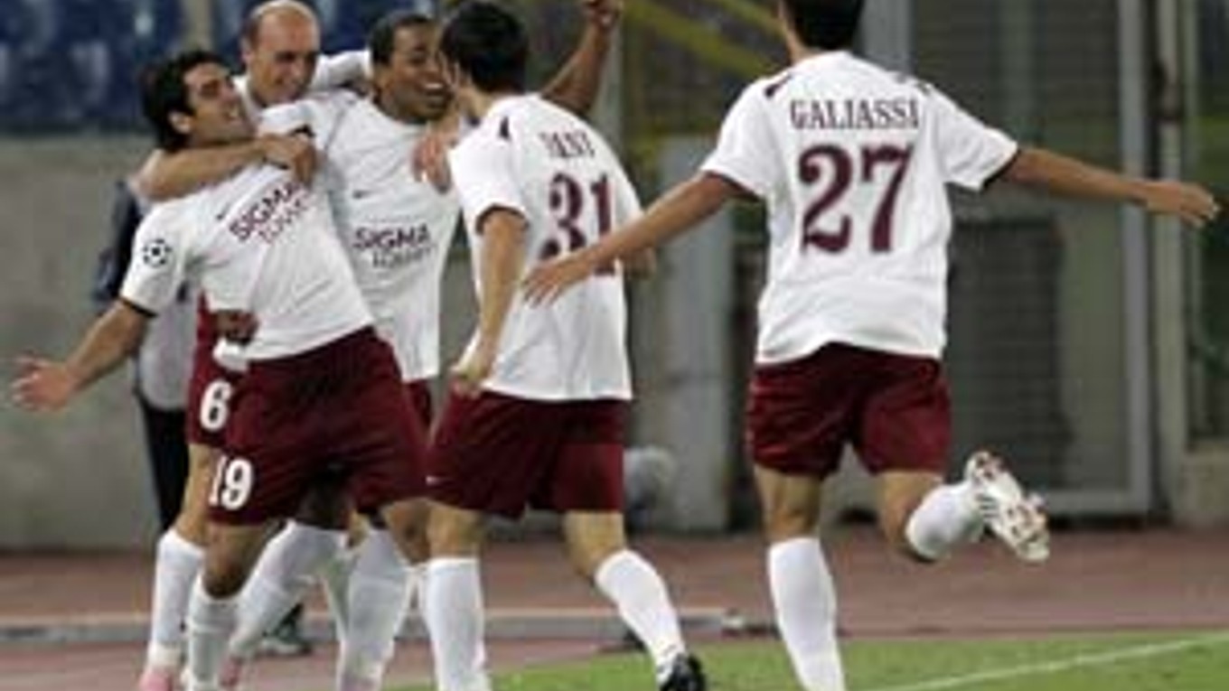 Strelec dvoch gólov Juan Culio (prvý zľava) sa teší po víťazstve nad AS Rím 2:1.