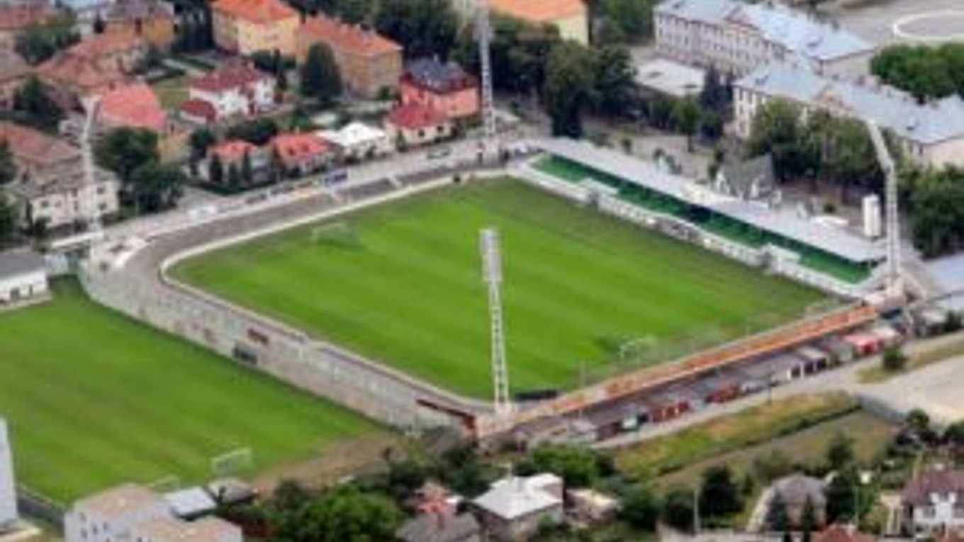 Ihrisko 1. FC Tatran Prešov (na snímkej) je najstarším futbalovým štadiónom na Slovensku. Chce byť aj najdrahším.