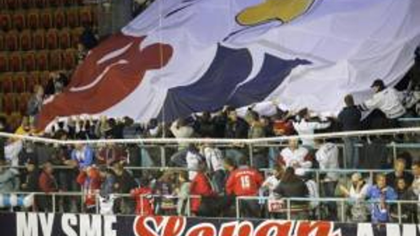 Fanúšikovia hokejového Slovana Bratislava sa budú musieť rok a pol uskromniť s podmienkami na ružinovskom štadióne.