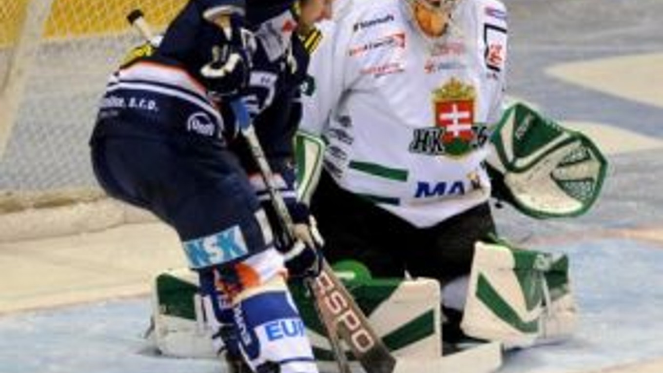 V Košiciach sa Skalica potrápila. Vľavo hráč Košíc Rudolf Huna pred brankárom Skalice Jozefom Ondrejkom.