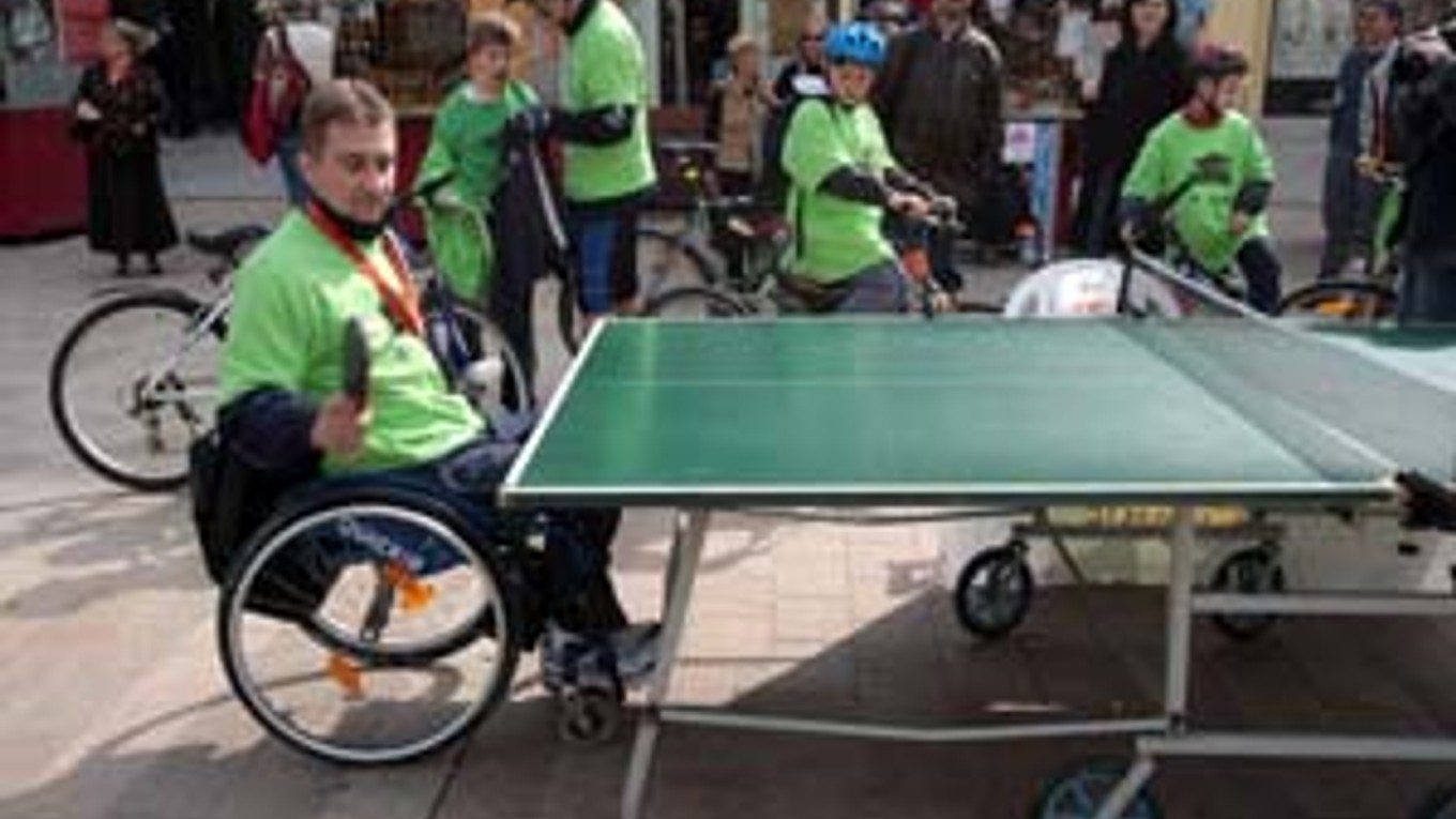 Paralympijský víťaz z Pekingu v súťaži družstiev Rastislav Revúcky si zahral v rámci autogramiády stolný tenis .