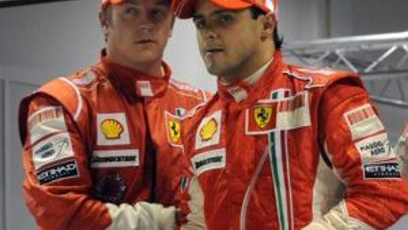Felipe Massa (vpravo) a Kimmi Räikkönen počas dnešnej kvalifikácie.