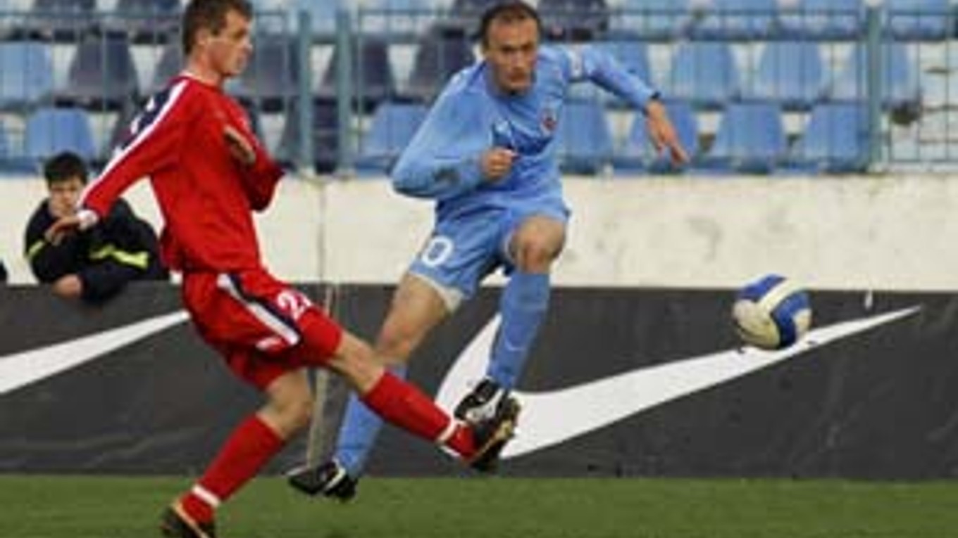 Pavol Masaryk (vpravo) v súboji s Martinom Nosekom z Dubnice.