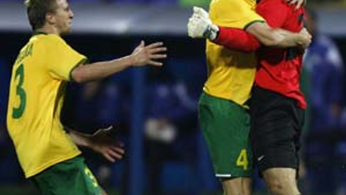 Radosť futbalistov Žiliny v Sofii po víťazstve nad Levski, zľava Mário Pečalka, Benjamín Vomáčka a brankár Dušan Perniš.