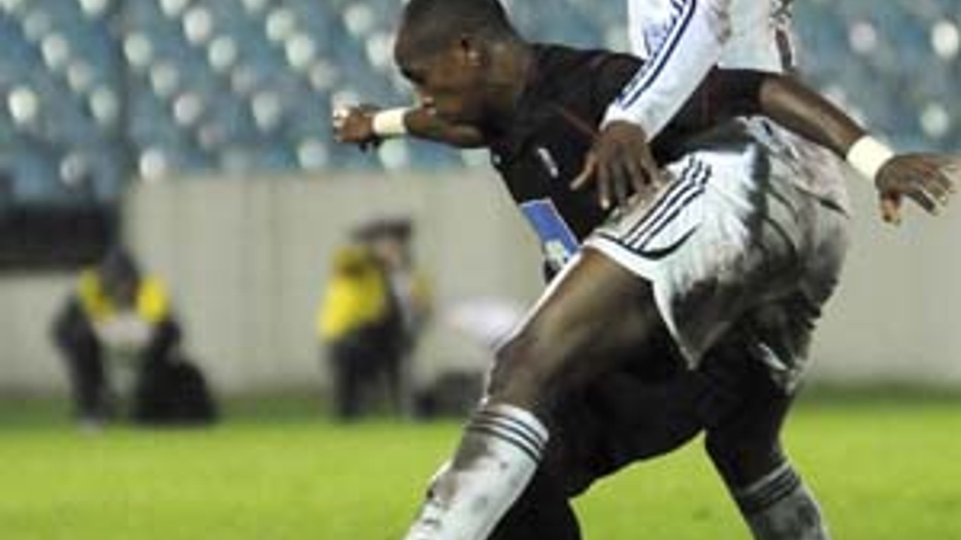 Guédé (vpravo) sa prediera cez Paula Cesara.