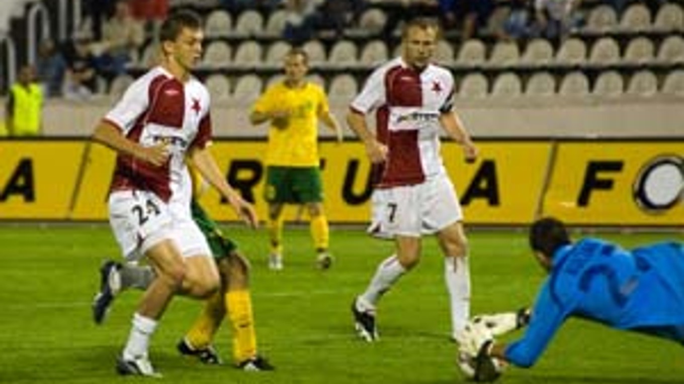 Momentka z vlaňajška: Kuciak zachraňuje pred slavistami Necidom (vľavo) a Vlčekom.