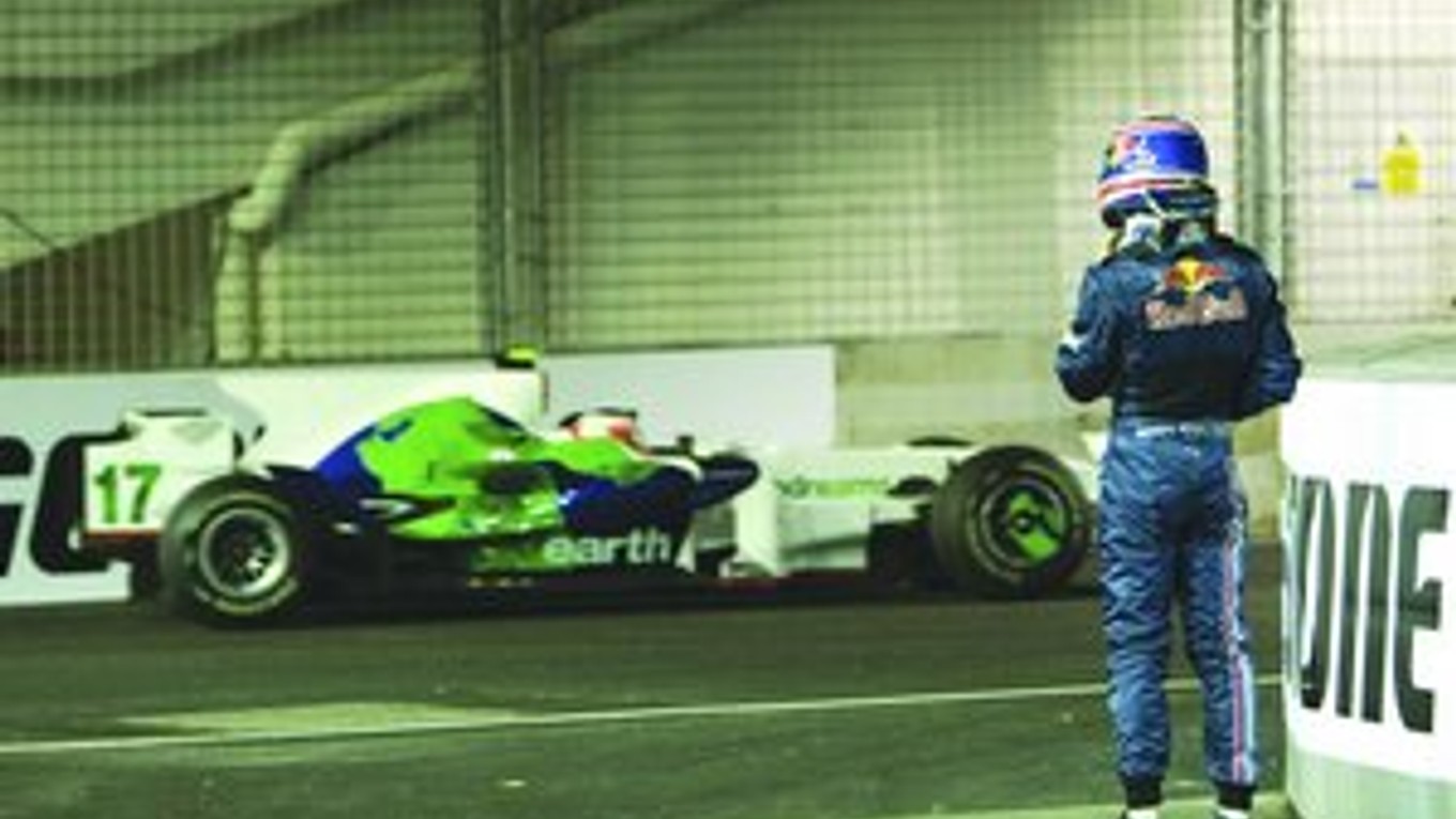 Koniec. Mark Webber v Singapure do cieľa neprišiel.