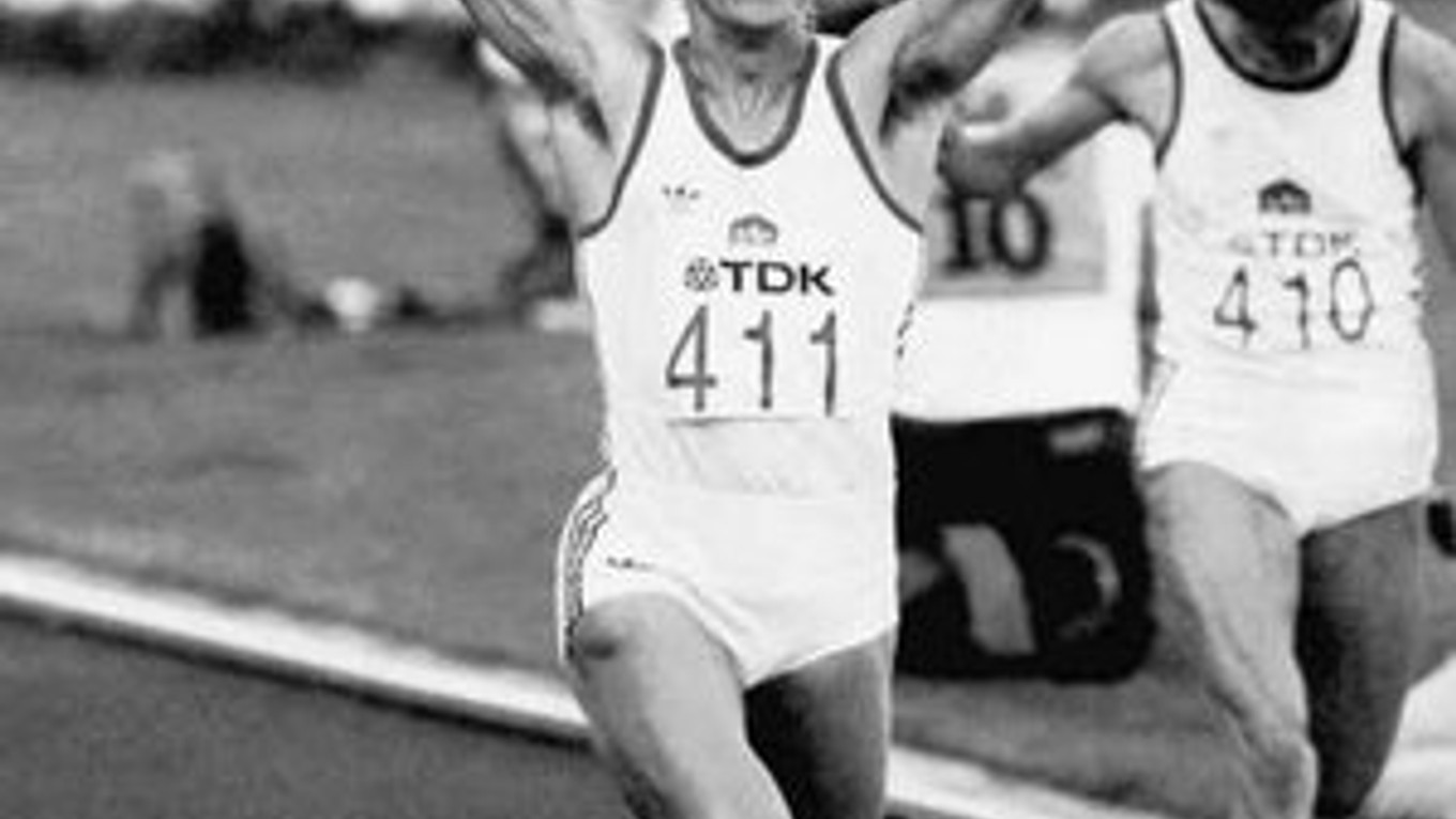 Jarmila Kratochvílová (hore) po víťazstve v behu na 400 m na MS v Helsinkách. Vpravo je ďalšia reprezentantka ČSSR, strieborná Táňa Kocembová. Dole: Kratochvílová dnes na čáslavskom štadióne.