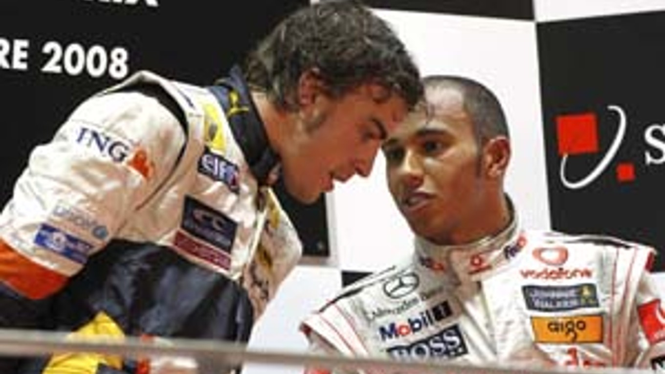 Fernando Alonso (vľavo) sa nemá rád s Lewisom Hamiltonom ani teraz, keď každý z jazdcov je už v inom tíme F1.