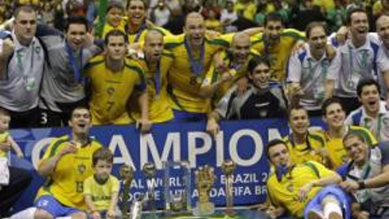 Brazílčania porazili vo finále futsalových majstrovstiev sveta Španielov až po penaltách.