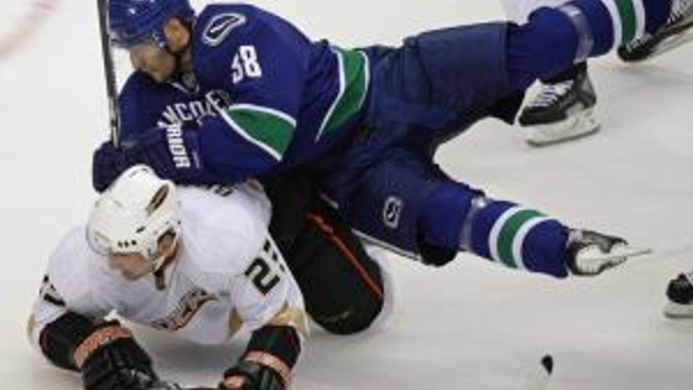 Pavol Demitra bude chýbať kvôli zraneniu Vancouveru 3 až 4 týždne.