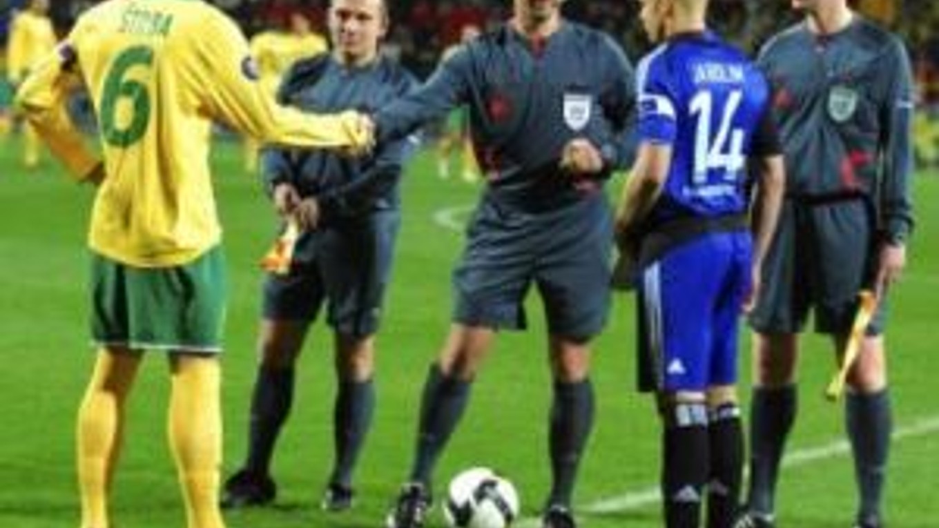 Český kapitán David Jarolím doviedol Hamburg k prvému víťazstvu v skupinovej fáze Pohára UEFA.