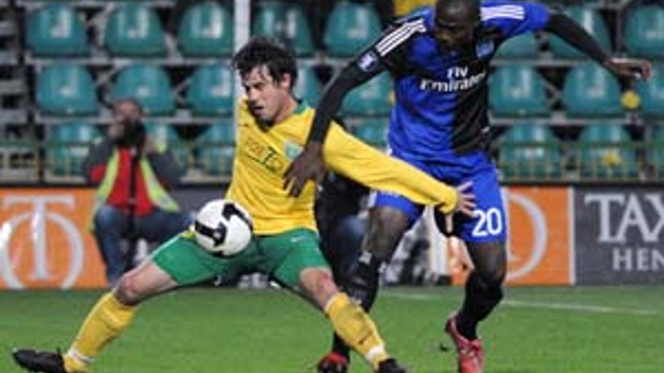 Miroslav Karoglan (vľavo) v súboji s Guyom Demelom v zápase Pohára UEFA Žilina – Hamburger SV 1:2.