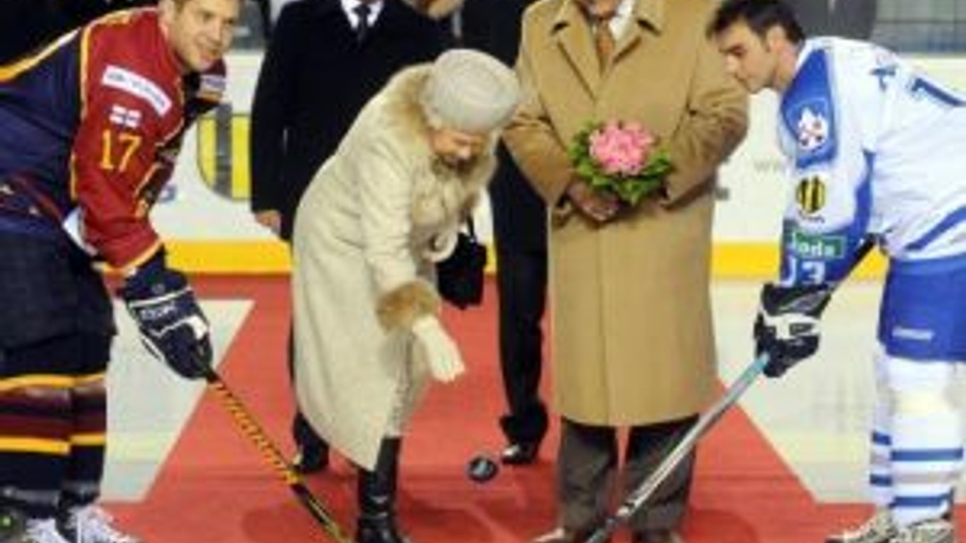 Kráľovná Alžbeta II. otvorila slávnostným buly duel medzi Popradom a Guilford Flames.