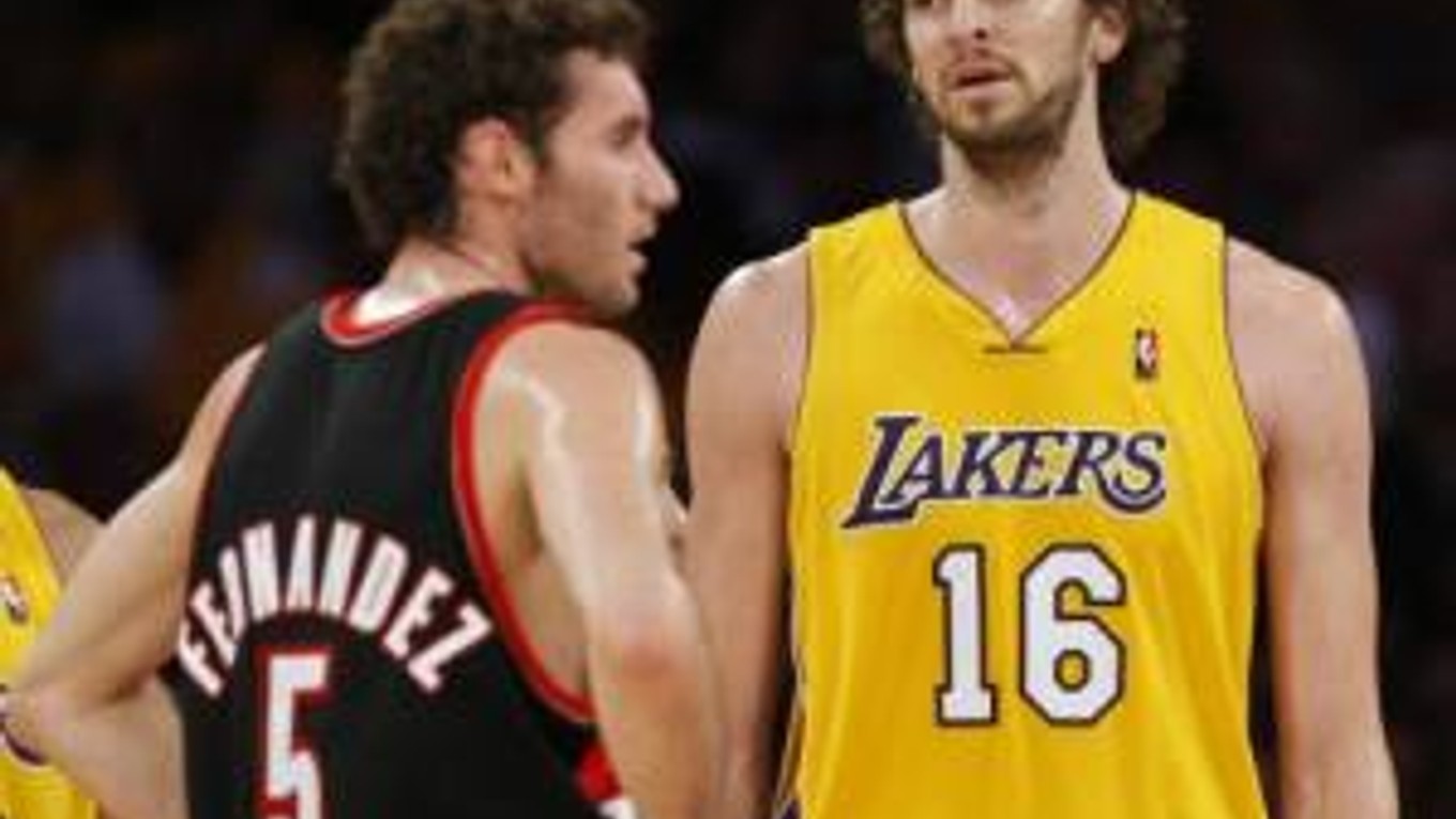 V súboji španielskych hviezd Pau Gasol - Rudy Fernandez vyšiel víťazne skúsenejší hráč Los Angeles Lakers.