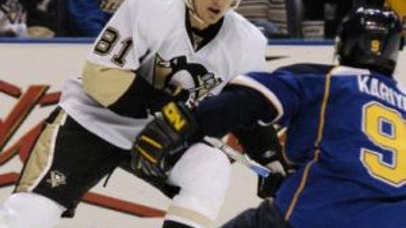 Miroslav Šatan (v bielom) pomohol Pittsburghu k víťazstvu.