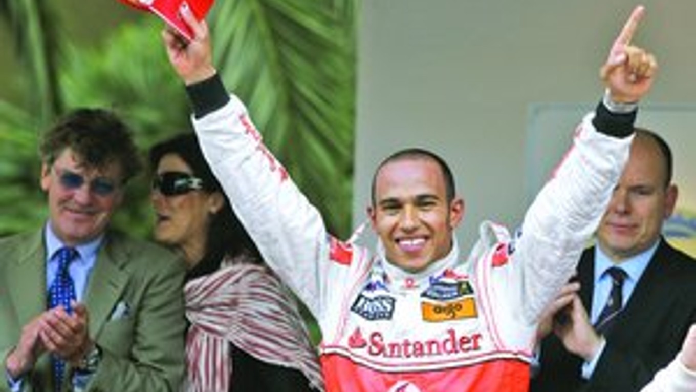 Nový majster sveta Lewis Hamilton. Majstrovský titul si zaistil až v poslednej zákrute Veľkej ceny Brazílie, keď predbehol Tima Glocka.