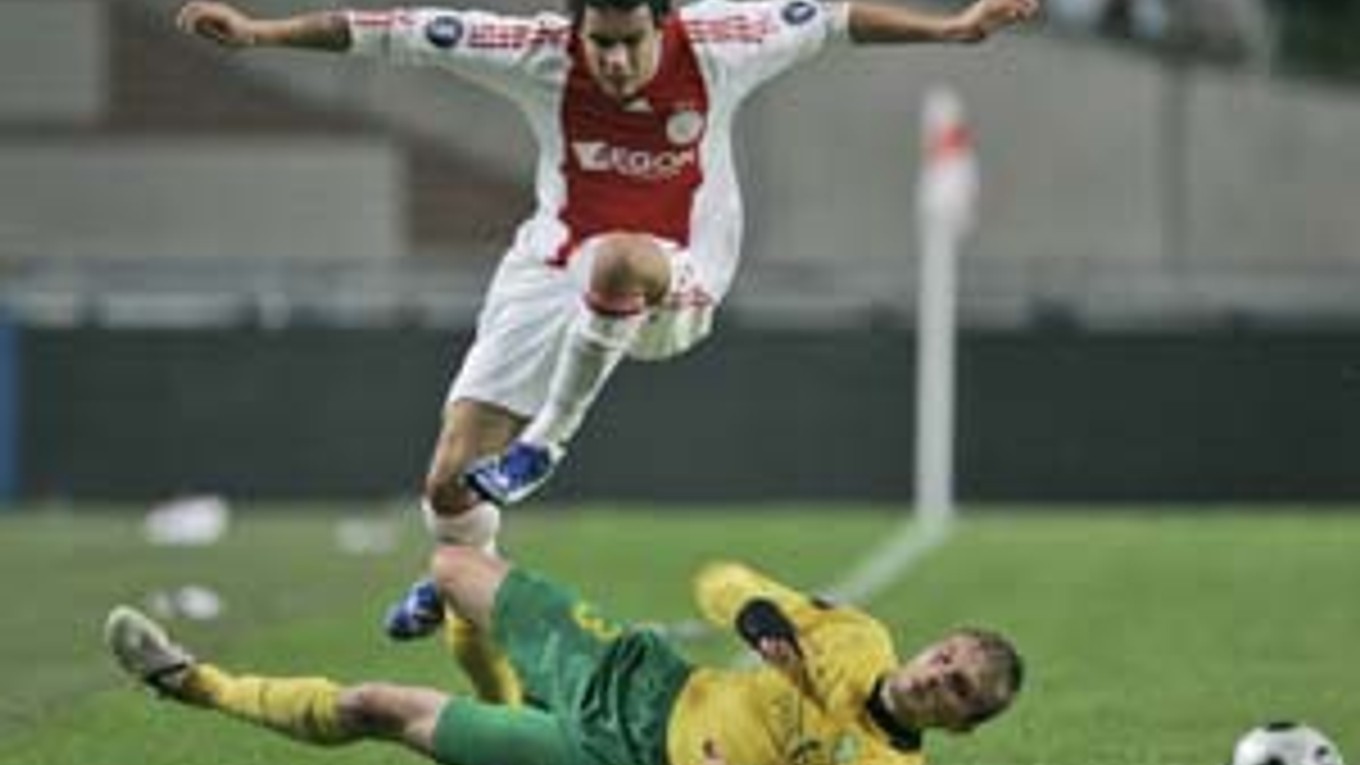Žilinčana Mária Pečalku preskakuje Gregory van der Wiel z Ajaxu. Ajax – Žilina 1:0.