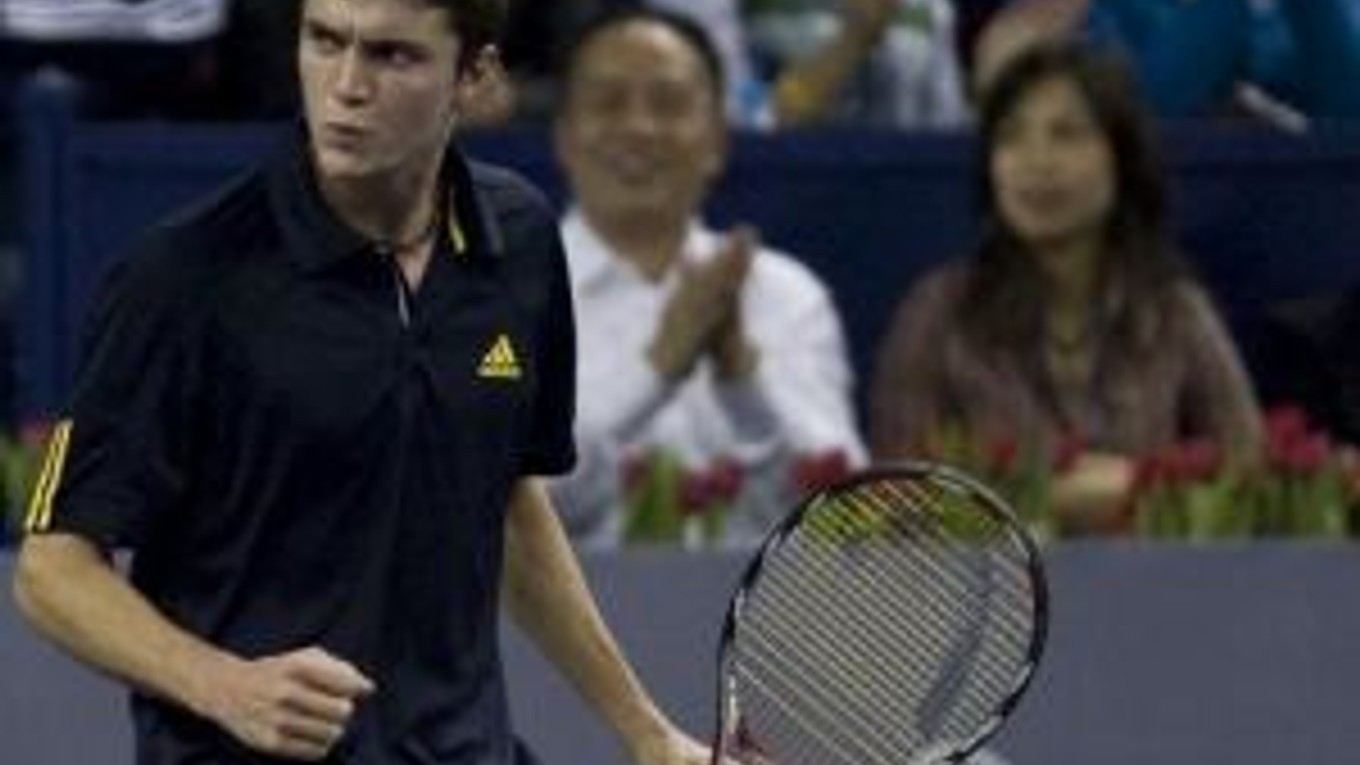 Francúz Gilles Simon nečakane zvíťazil nad najvyššie nasadeným obhajcom titulu, Švajčiarom Rogerom Federerom.