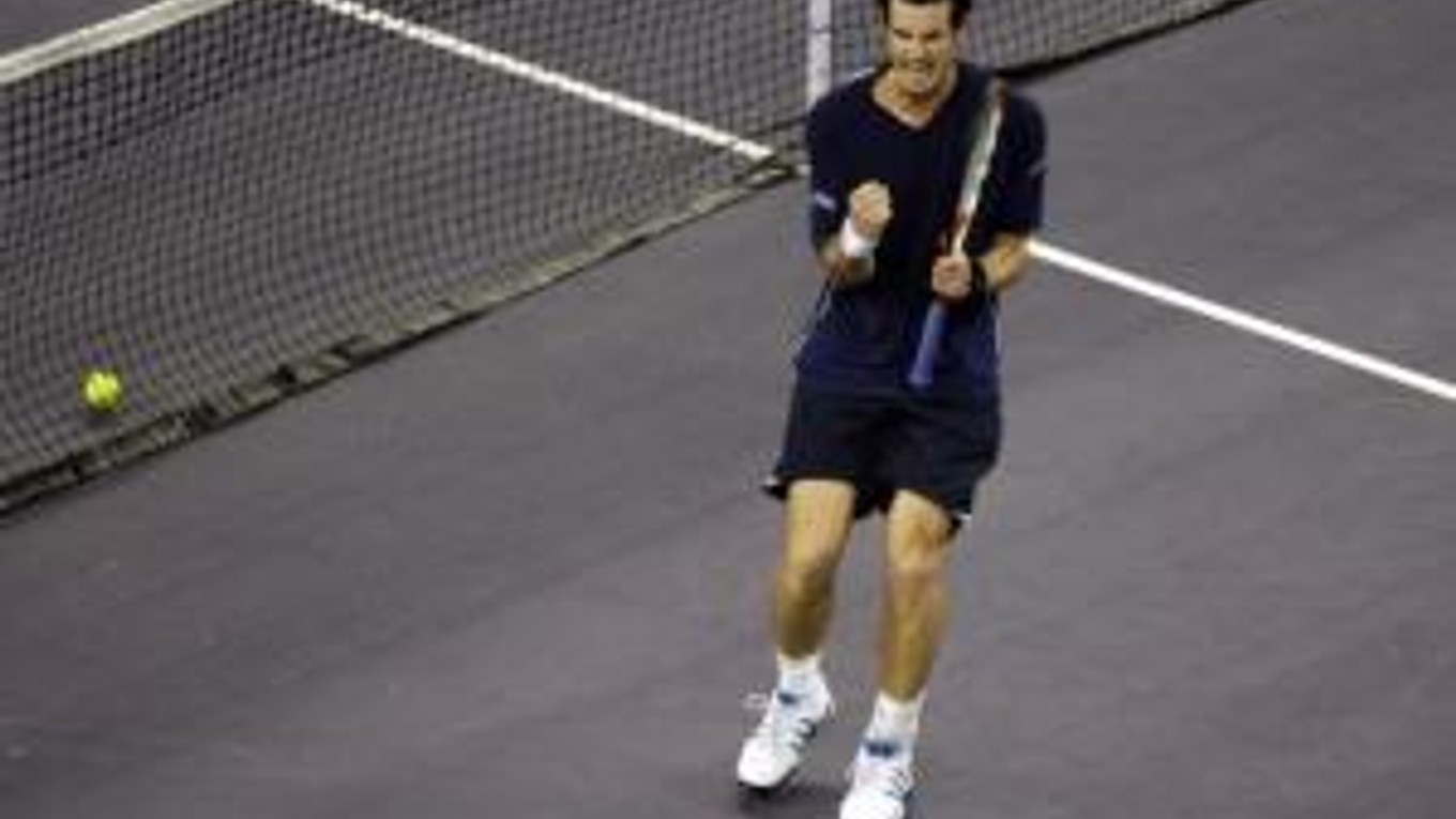 Andy Murray sa stal po Novakovi Djokovičovi druhým istým semifinalistom Masters Cupu v Šanghaji.