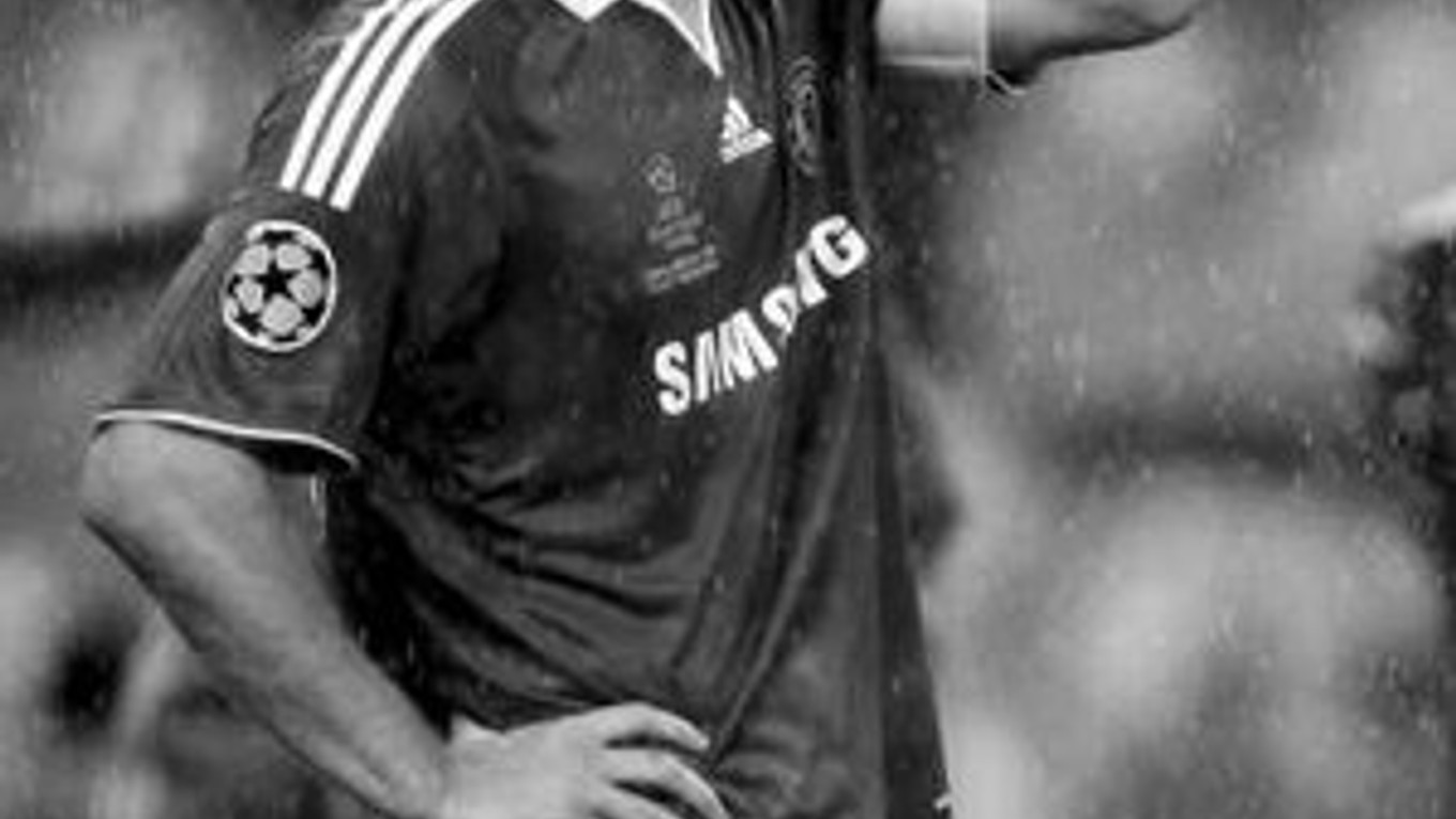 Smutný kapitán Chelsea Londýn John Terry, ktorý mal možnosť rozhodnúť penaltový rozstrel. Tesne pred strelou zo značky pokutového kopu sa však šmykol a trafil žrď. Vpravo radosť hráčov Manchester United z víťazstva v Lige majstrov. V anglickom finále zdol
