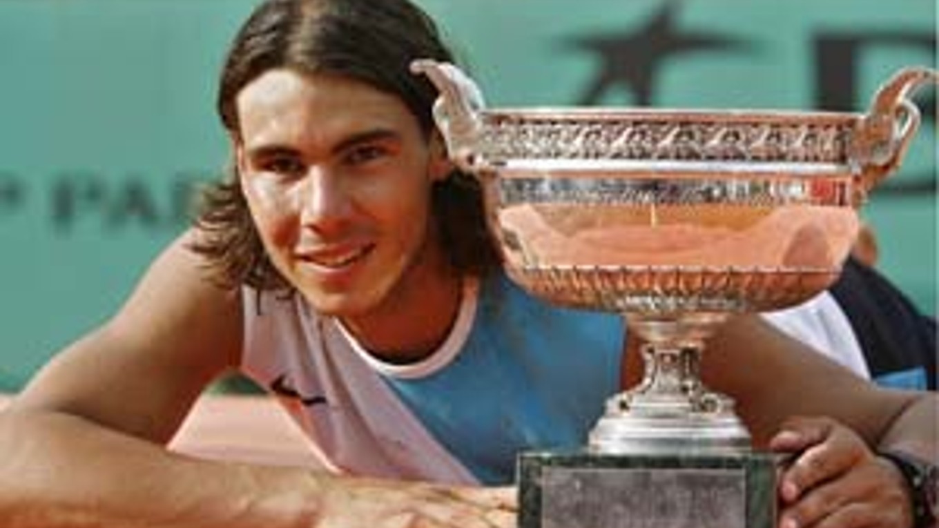 Španiel Rafael Nadal má 21 rokov a na turnaji Roland Garros ťahá sériu 21 víťazstiev. Za tri roky na parížskej antuke ešte neprehral. Tohto roku sa môže vyrovnať legendárnemu Borgovi.