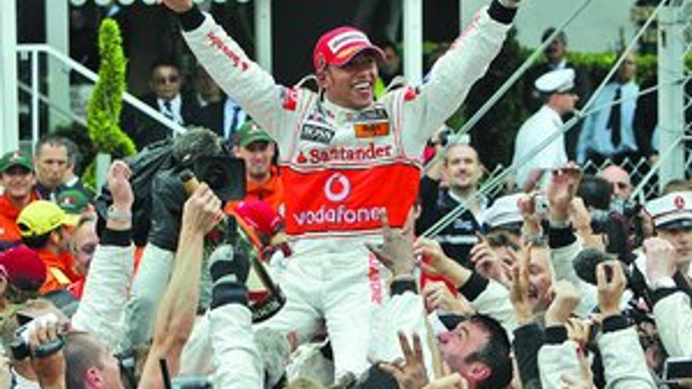 Lewis Hamilton na pleciach svojich mechanikov sa teší z víťazstva na Veľkej cene Monaka.