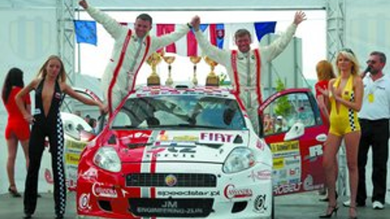 Víťaz Rely Bratislava Grzegorz Grzyb (vpravo) so spolujazdcom Premyslawom Mazurom.