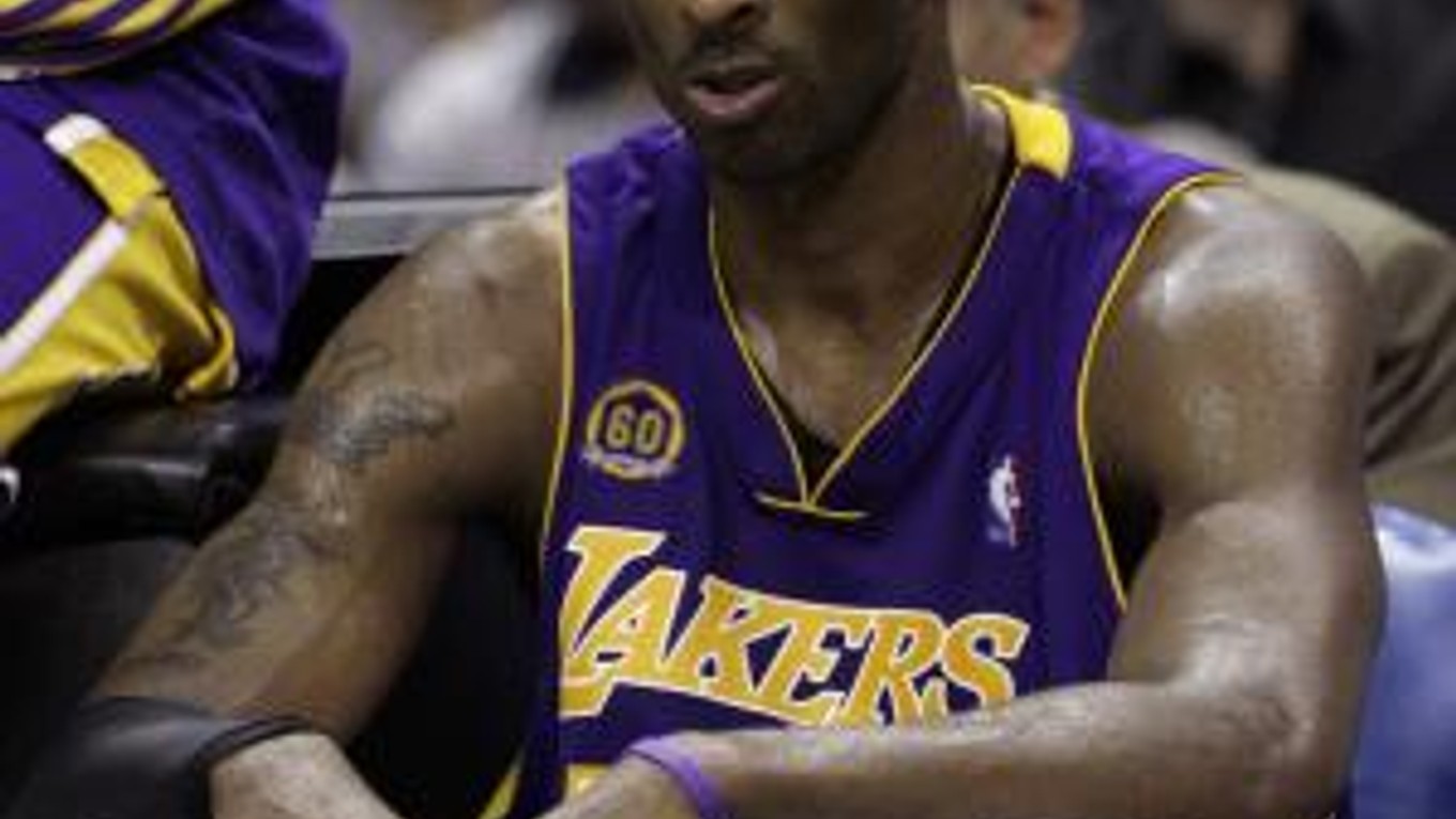 Kobe Bryant so svojim Los Angeles Lakers nezvládli prvý zápasn na palubovke San Antonia.