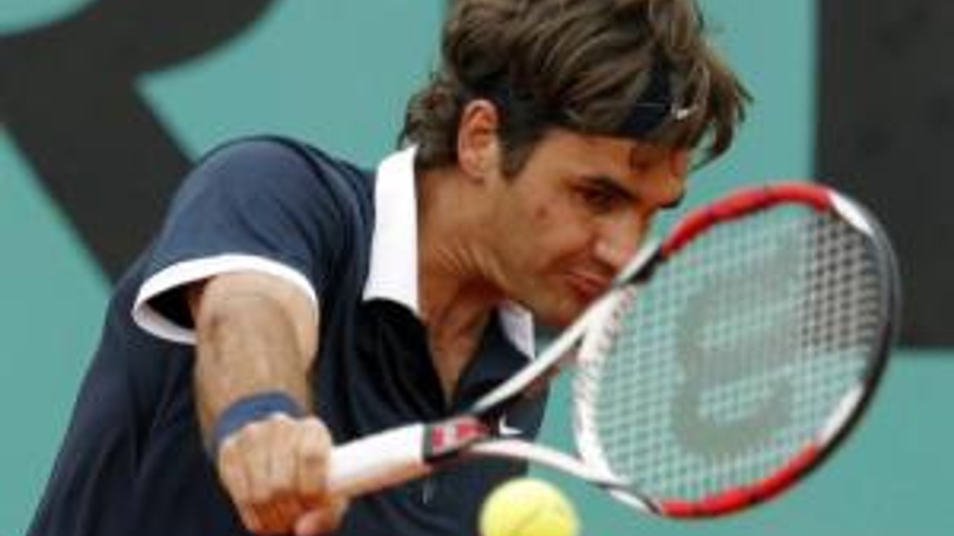 Roger Federer počas zápasu s Američanom Samom Querreym.