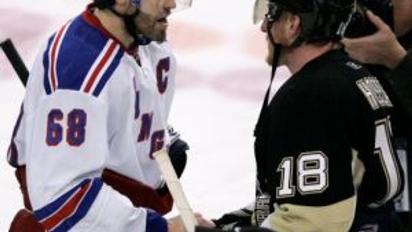 Jaromír Jágr (vľavo) podáva ruku Slovákovi Mariánovi Hossovi po skončení série play off NHL medzi NY Rangers a Pittsburghom.