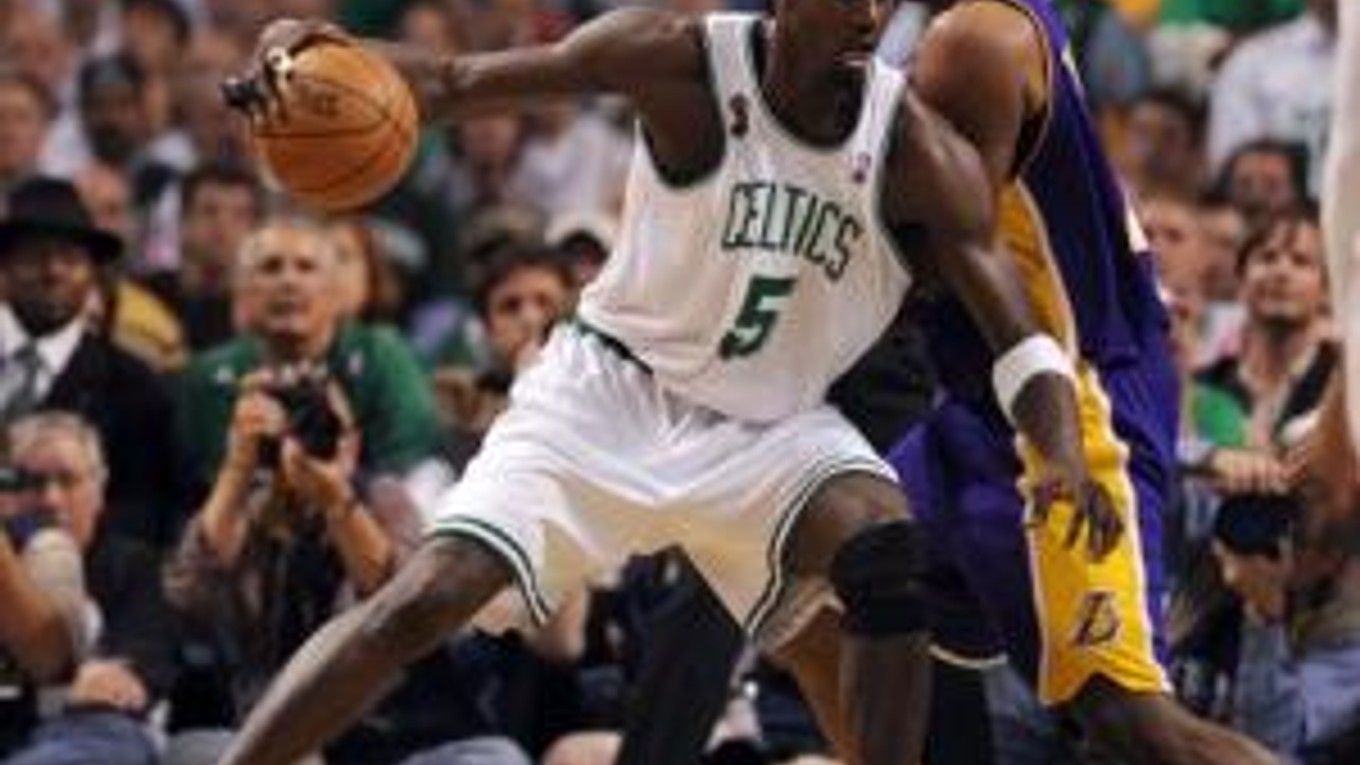 Kevin Garnett so spoluhráčmi doviedol Boston k víťazstvu v prvom finálovom zápase proti LA Lakers.