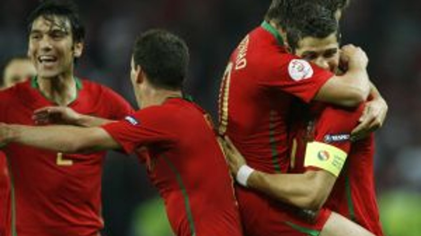 Radosť portugalských futbalistov po druhom góle Raula Meirelesa.