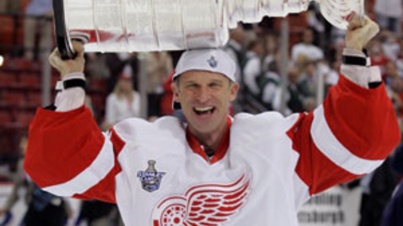 Dominik Hašek so Stanleyho pohárom, ktorý vyhral tento rok s Detroitom.