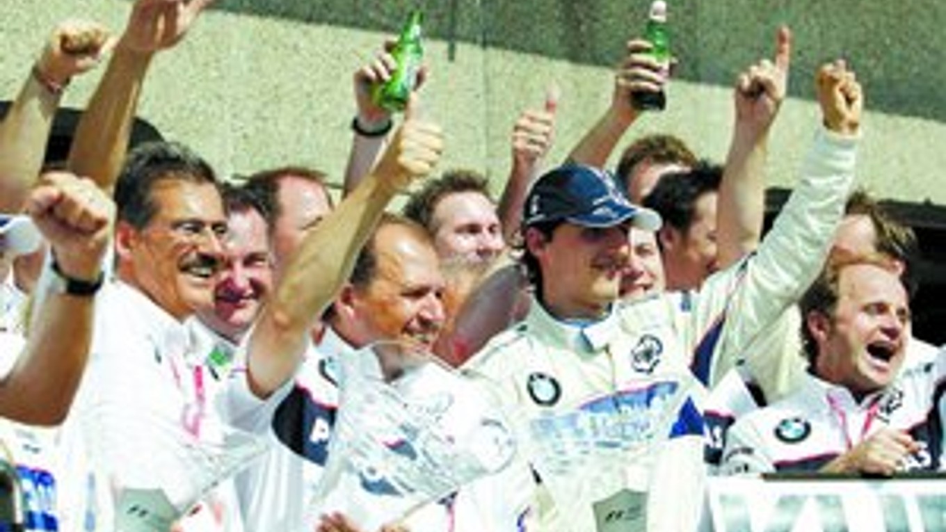 Robert Kubica mal pred rokom v Kanade ťažkú haváriu (snímka dole), skončil v nemocnici. V nedeľu na tej istej trati v Montreale oslavoval prvé víťazstvo v F1 (Poliak má šiltovku).